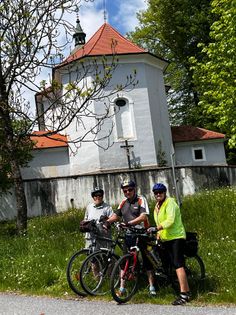 Cyklisti u kostela